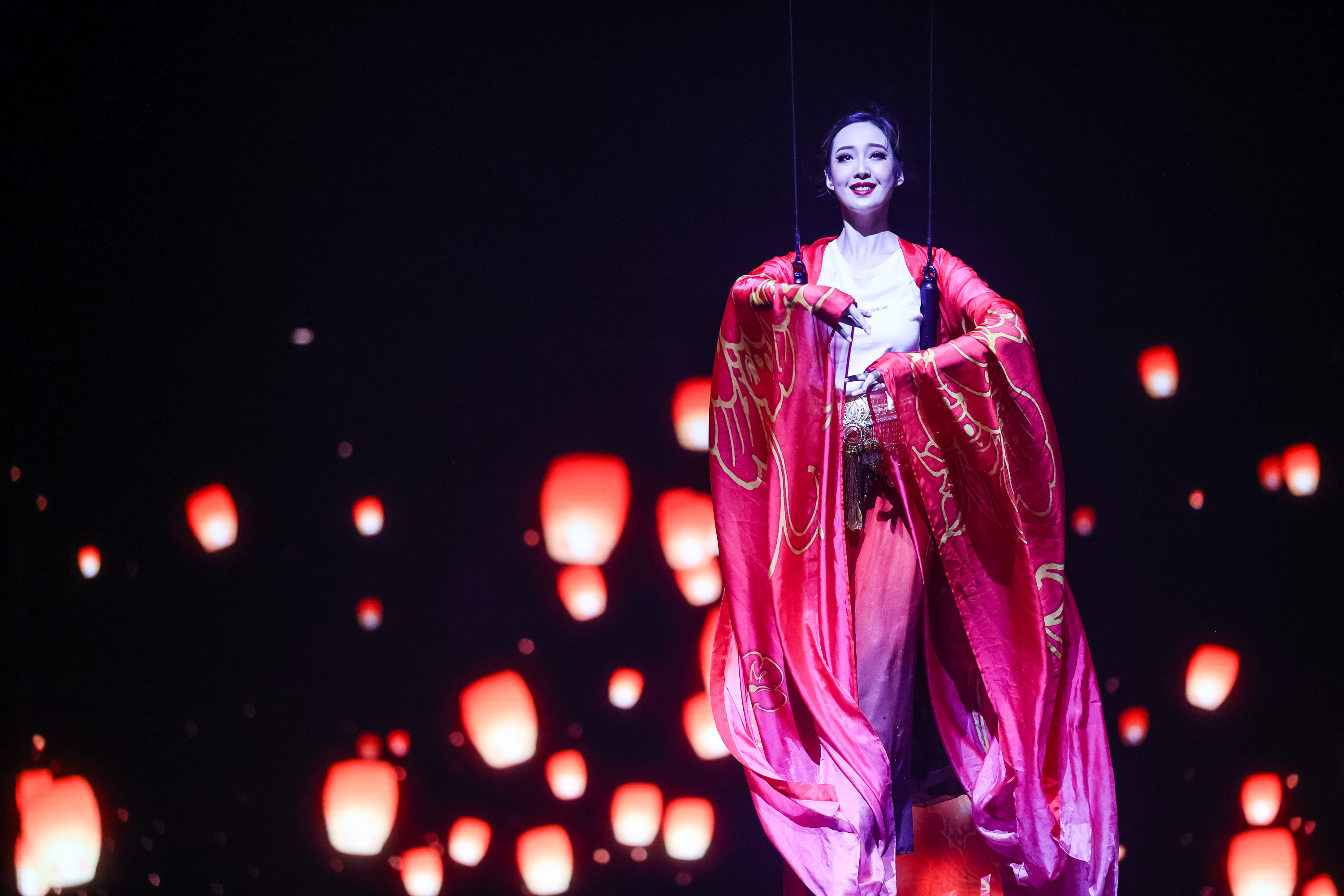 航拍西安宋城演艺王国 千古情大剧院与世园美景交相辉映