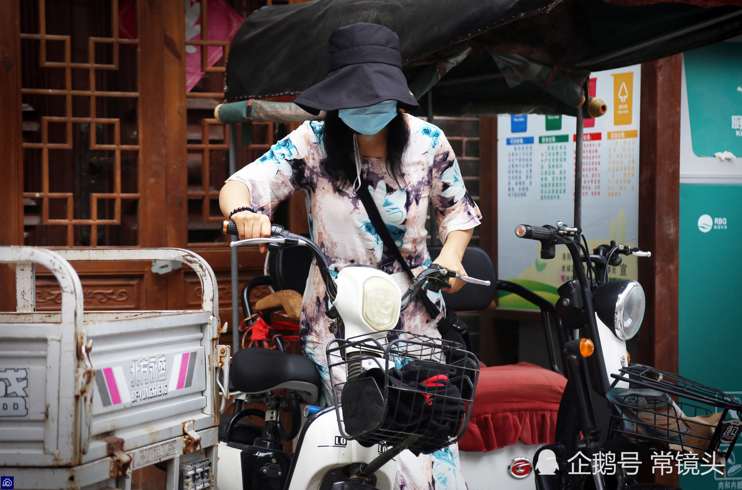 但每到放学时间,她都会收起摊位,骑上电动车去接孩子
