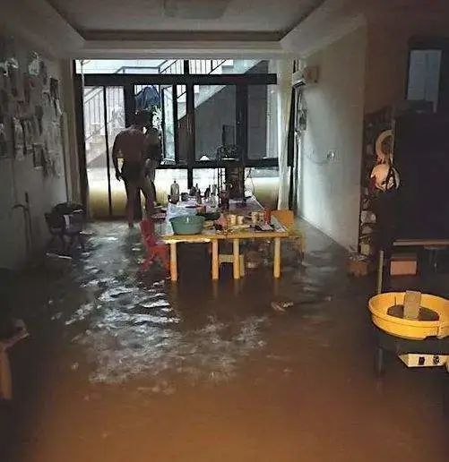 185户居民遭遇洪涝灾害 社区居民覃女士介绍 洪水在几分钟内冲进家里