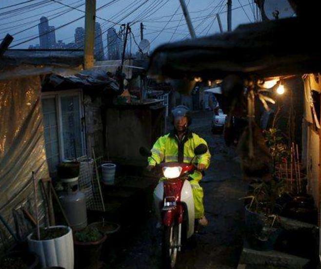 韩国"贫民窟"是怎样的?距离江南区不到1公里,火灾洪水
