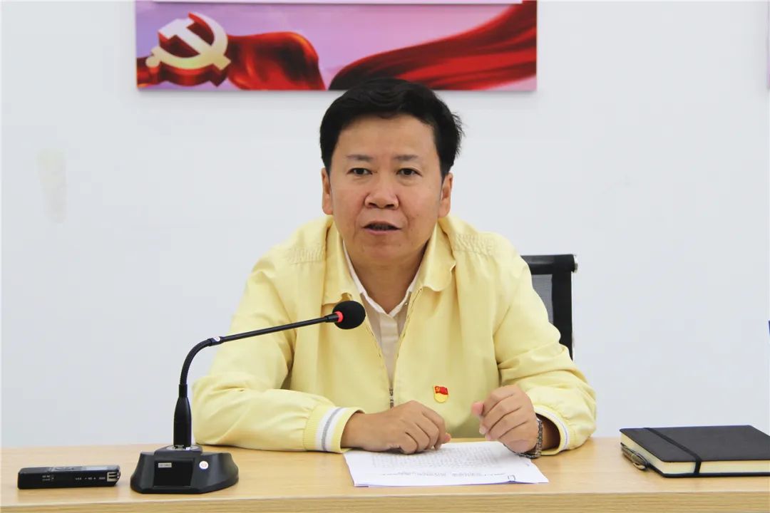 李红芬指出,本次主题党日活动,谋划得比较好,十分有意义,整个活动的