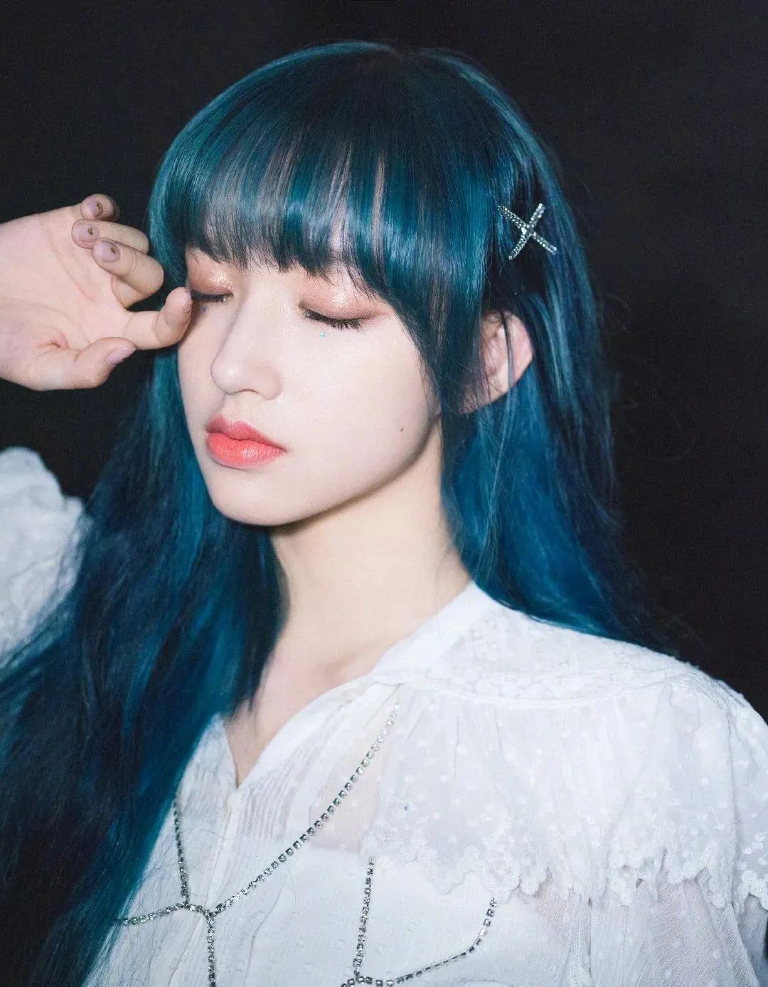 美少女程潇的发色蓝中带绿,整体上还透着一点青色的调调.