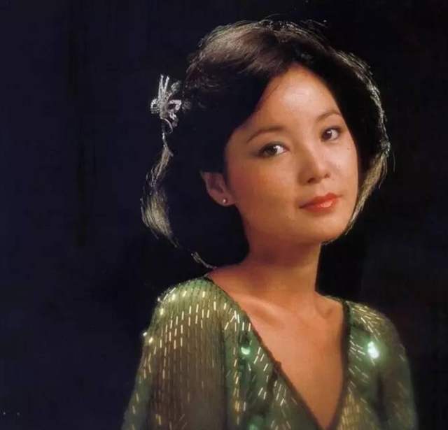 邓丽君坎坷情路:两任男友婚前离世,成龙另爱,距离豪门