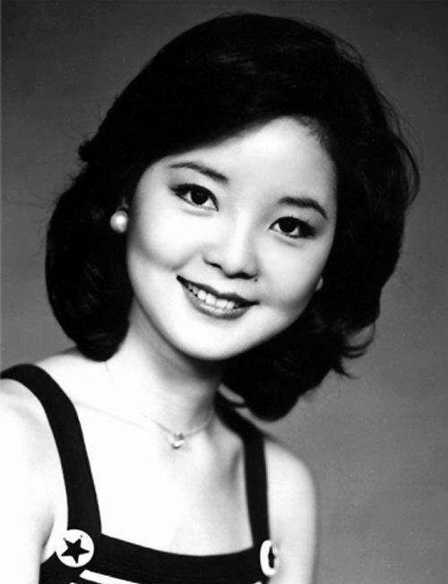 邓丽君坎坷情路:两任男友婚前离世,成龙另爱,距离豪门