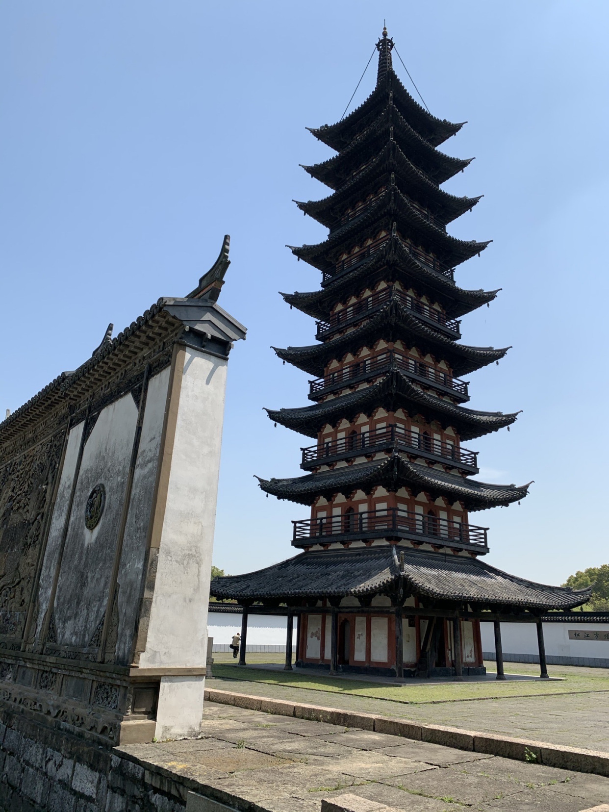 上海一处古建筑,高42.65米,是砖木结构佛塔,有近千年历史