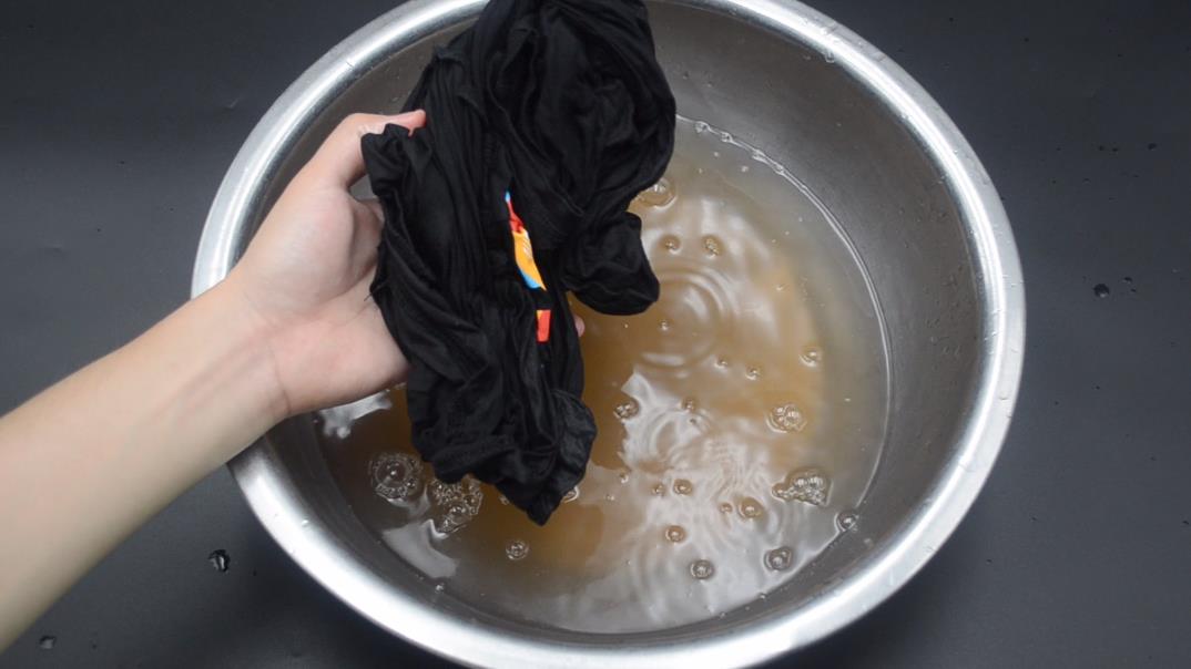 不管黑色衣服掉色多严重,用它泡一泡,穿多久都不褪色