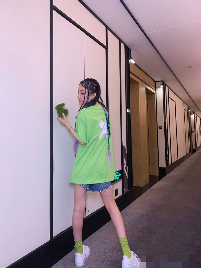 李小璐扎脏辫拍写真,百变造型秀辣妈身材,满屏纤腰长腿超养眼