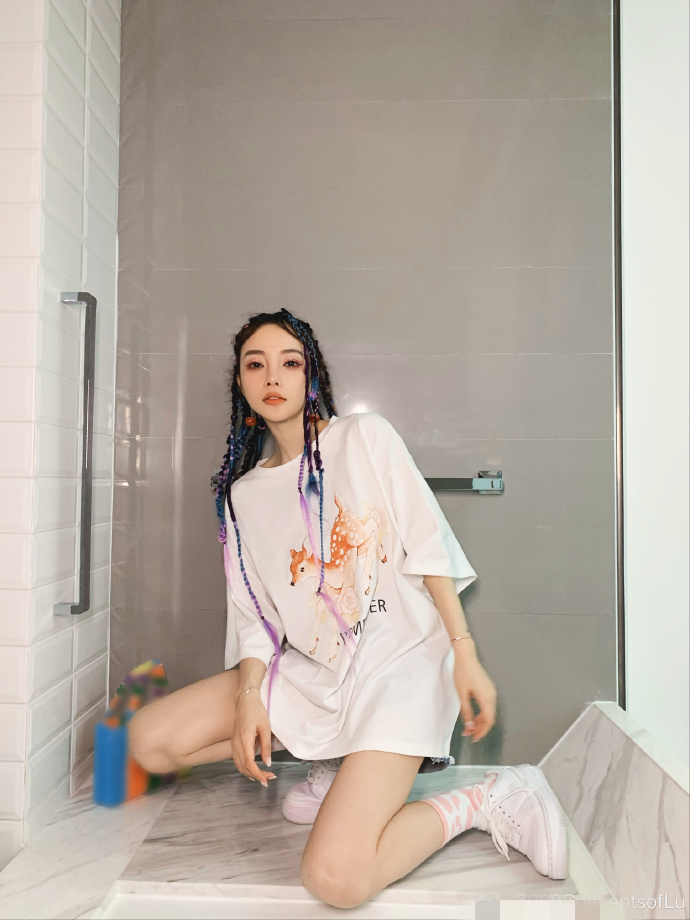 李小璐扎脏辫拍写真,百变造型秀辣妈身材,满屏纤腰长腿超养眼
