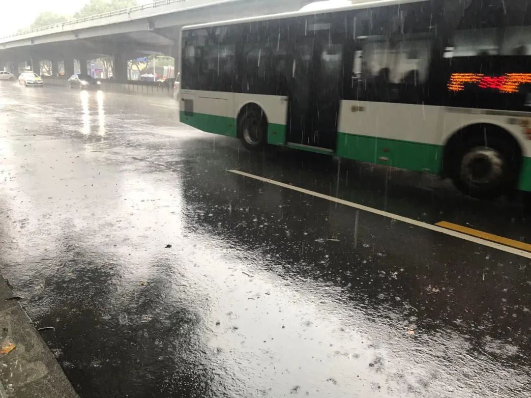 同时江汉平原,鄂东北,鄂东南中到,鄂西北间或有大雨或暴雨.