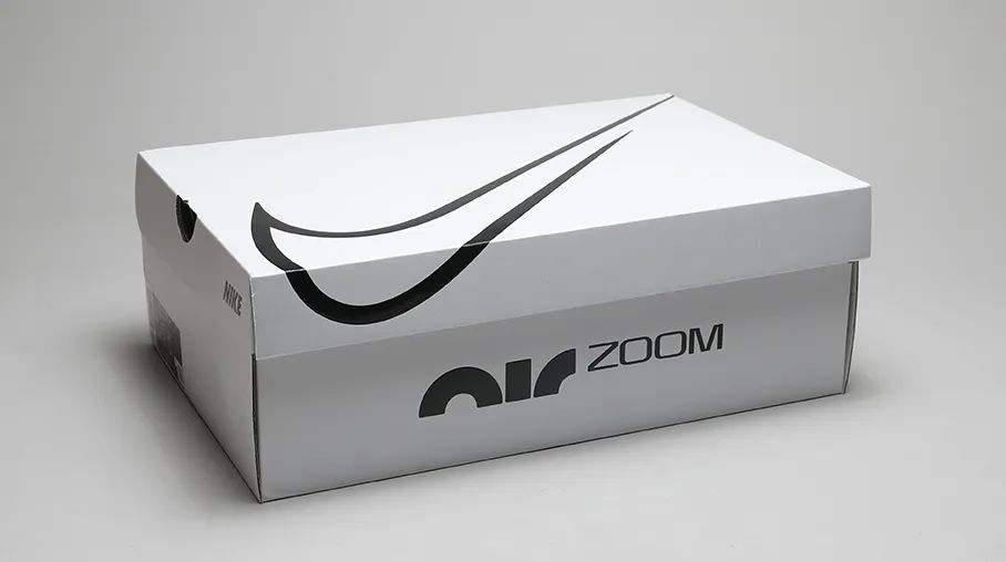 白色鞋盒搭配超大swoosh logo,侧面印有air zoom