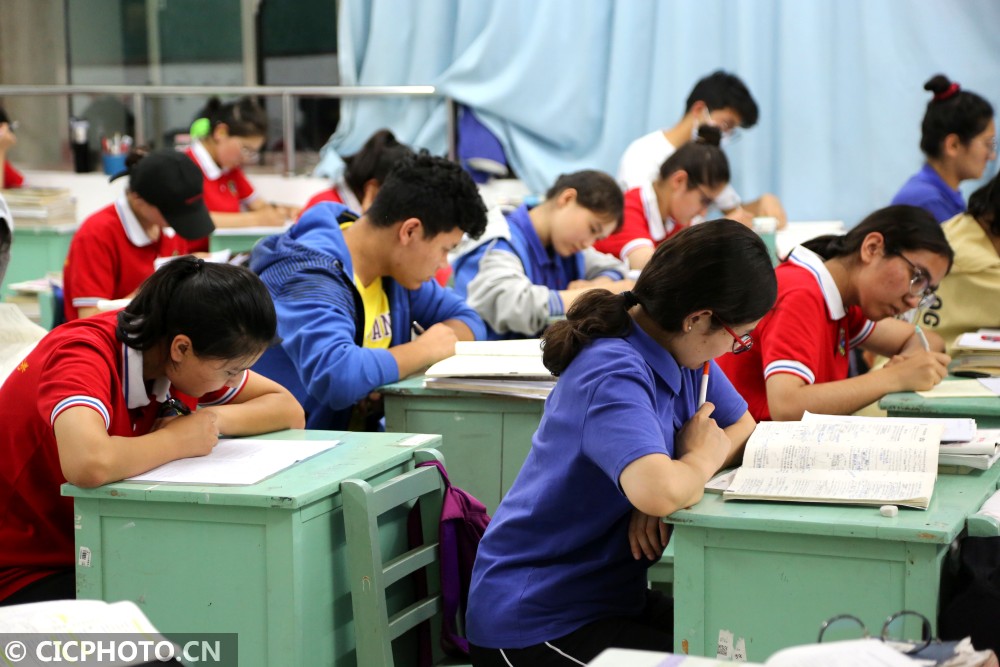 6月30日,江苏省连云港高级中学教学楼内,即将参加高考的学生在上晚