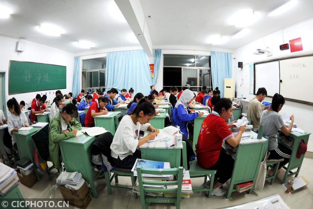 6月30日,江苏省连云港高级中学教学楼内,即将参加高考的学生在上晚