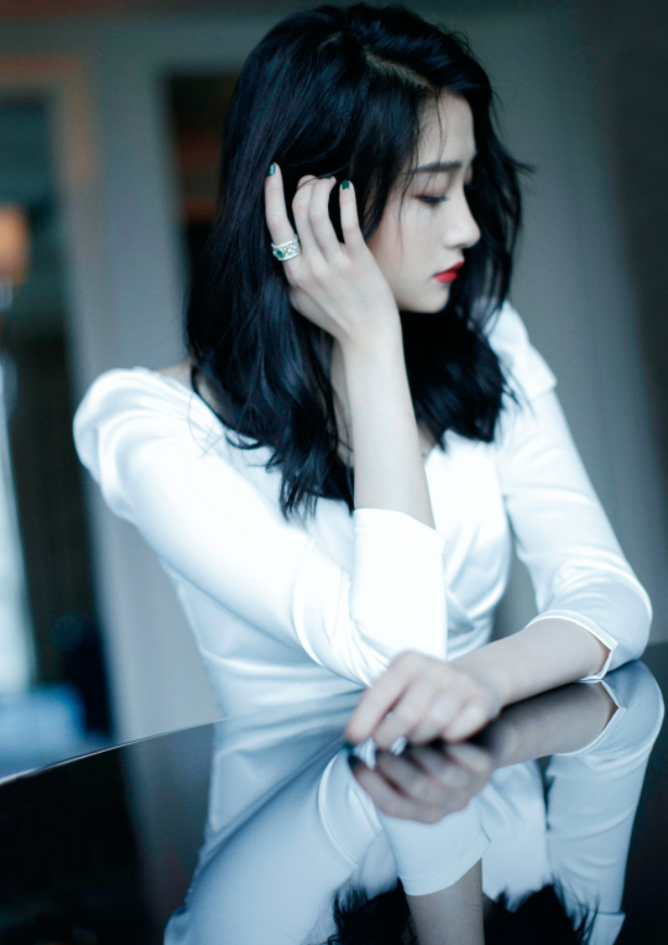 关晓彤穿淡雅旗袍,曼妙身材展现线条美感,东方美人样貌