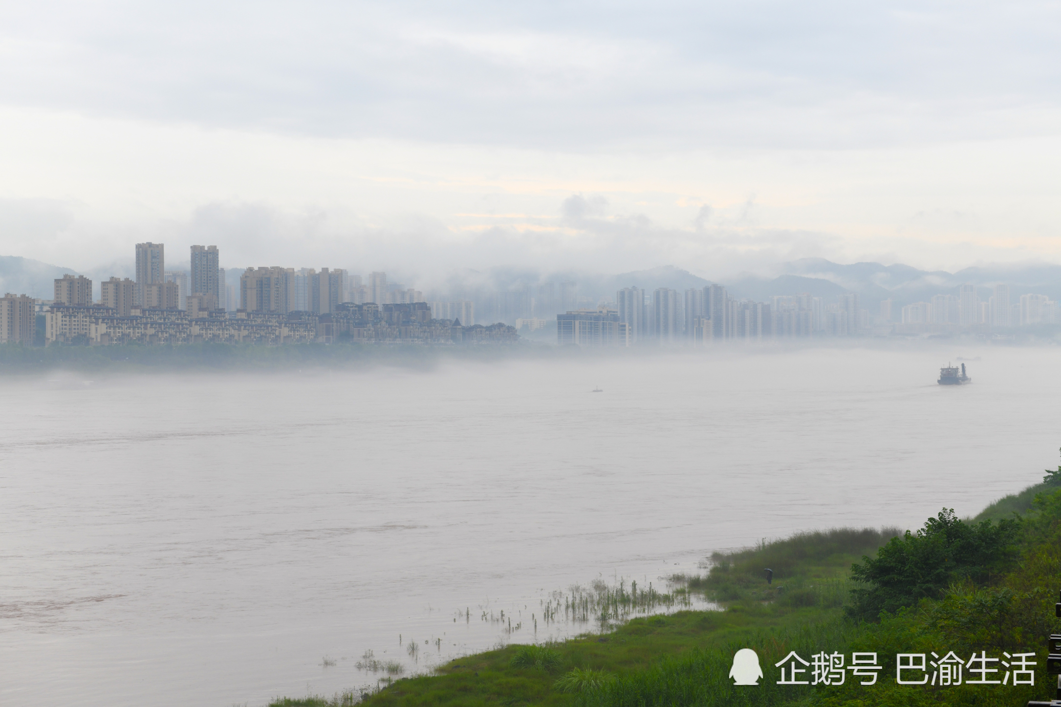 重庆暴雨过后,长江江面升起平流雾,仿若仙境
