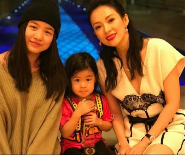 章子怡带女儿逛街,穿着宽松肚子微凸,产后未恢复还是再次怀孕?