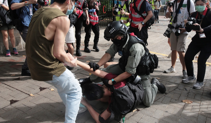 暴徒用利器袭击香港警察 警员遇袭浴血过程曝光