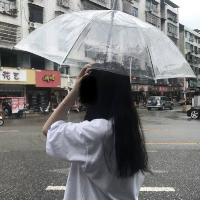 微颓·不露脸·女生头像:孤独就是下雨天等伞,而我在等雨停!