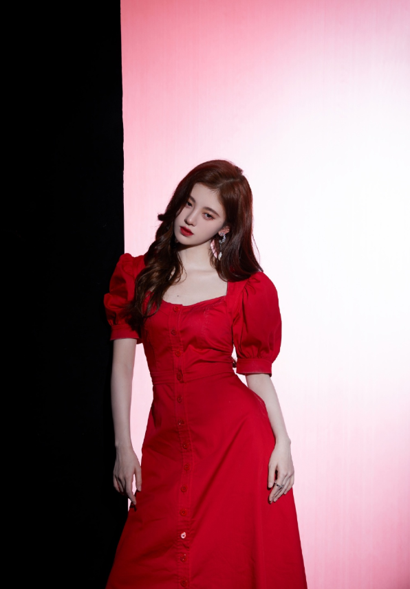 鞠婧祎穿红裙如小公主,精致容颜肤白貌美,难怪是直男喜欢的类型