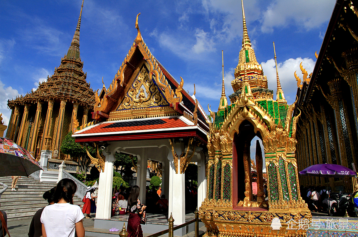 泰国人见国王要下跪行礼,如果你在泰国旅游,看见泰王怎么办?