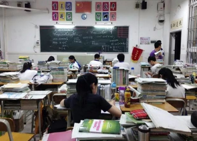 下课几乎"不出教室"的学生,大多有4种特征,看看你也这样吗?
