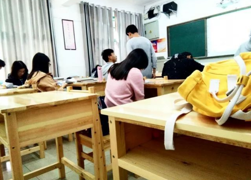 下课几乎"不出教室"的学生,大多有4种特征,看看你也这样吗?