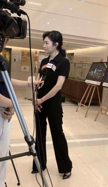 周涛真会穿,黑色连体裤衬出完美腰臀比例,52岁不显老气质美如兰