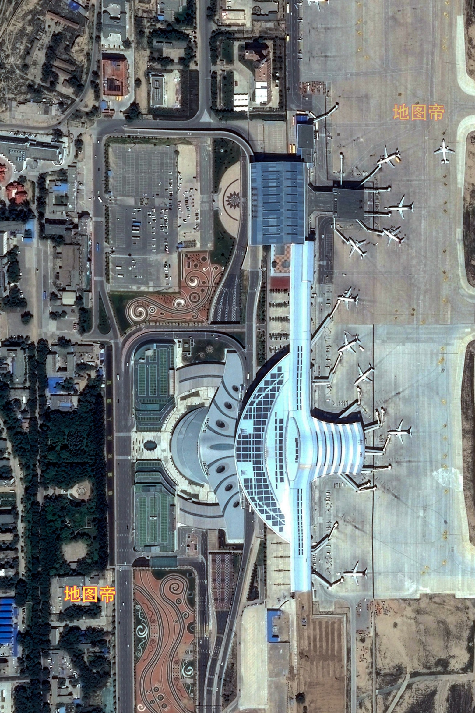 航拍兰州中川国际机场,航站楼像只蜜蜂?