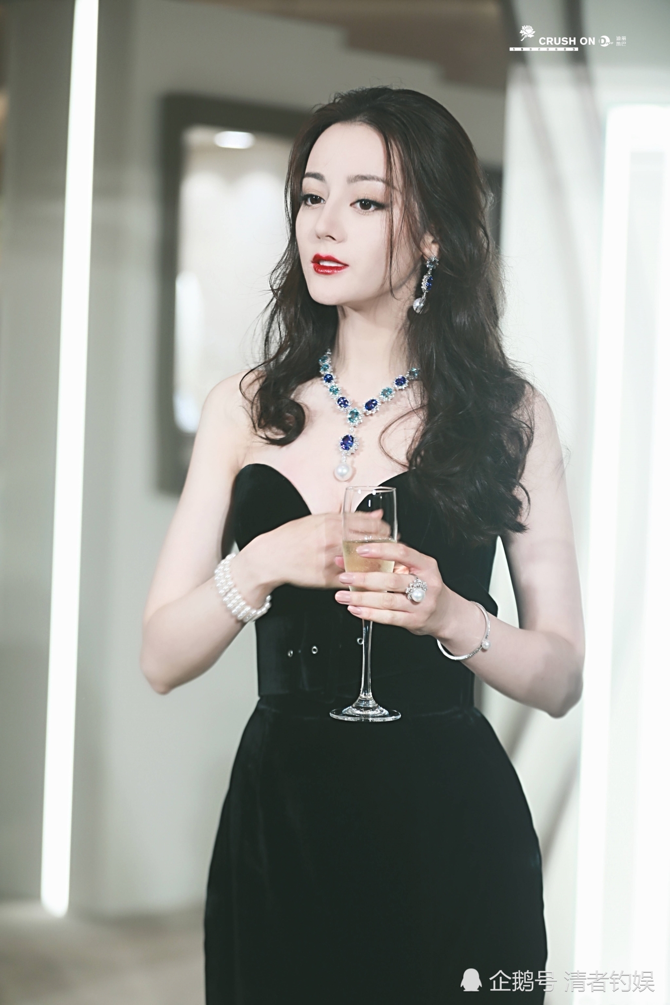 迪丽热巴生图未免也太美了,真珠宝美人!