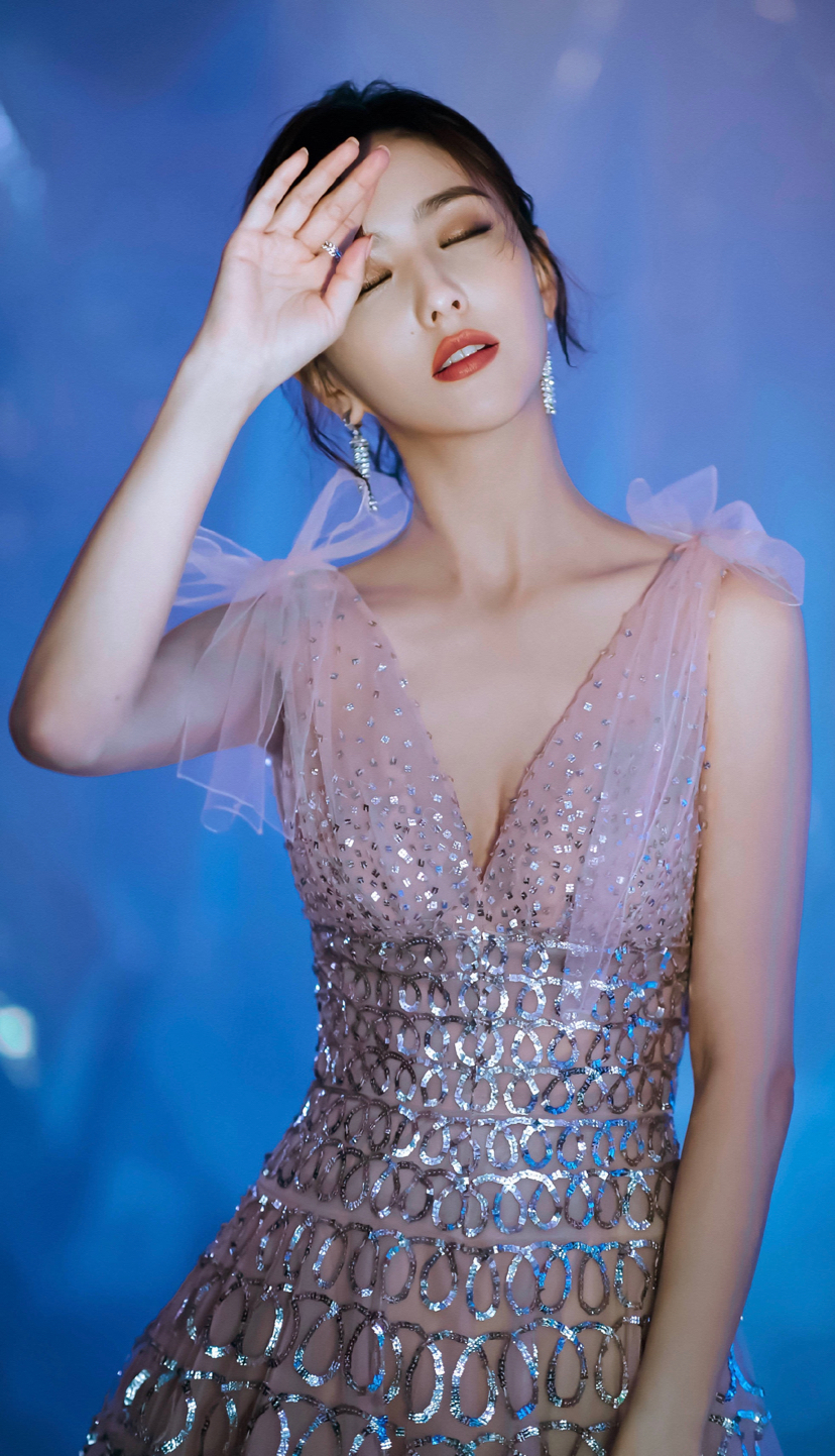 气质大方美女明星佟丽娅亮片连衣裙时尚魅力写真