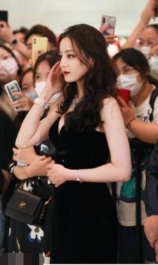 迪丽热巴最新生图,波浪卷发配抹胸裙优雅迷人,宛如城堡里的公主