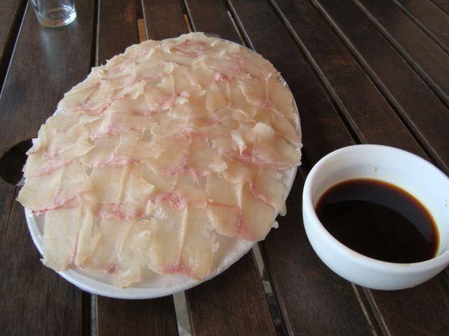 喜欢吃生的海鲜: 广东人还追求生鱼片等食物,但因为生鱼中存在各种