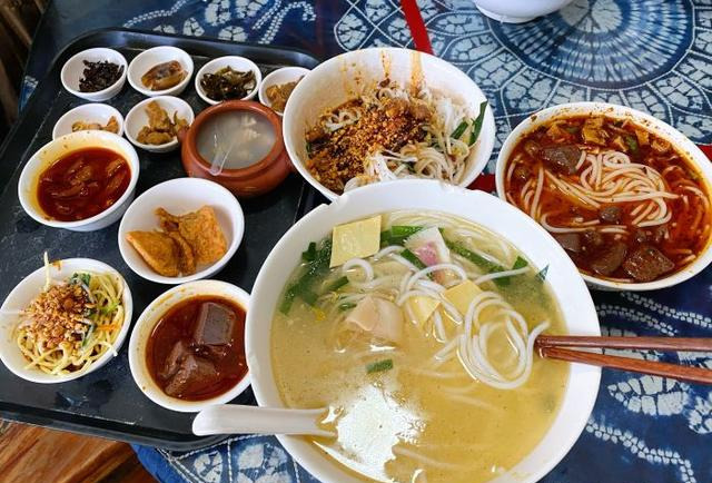 过桥米线,云南特色美食,鸡汤,主食,营养丰富