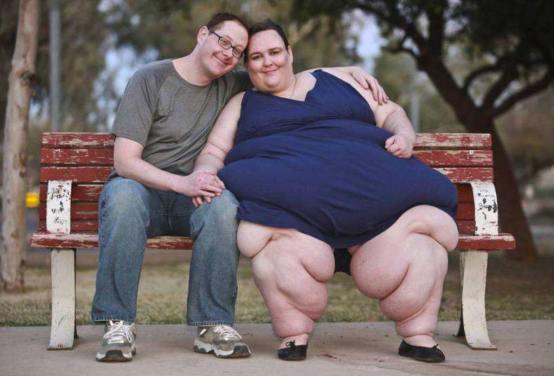 全球最胖女人,1450斤老公依旧不离不弃,产下两子后过得怎么样呢