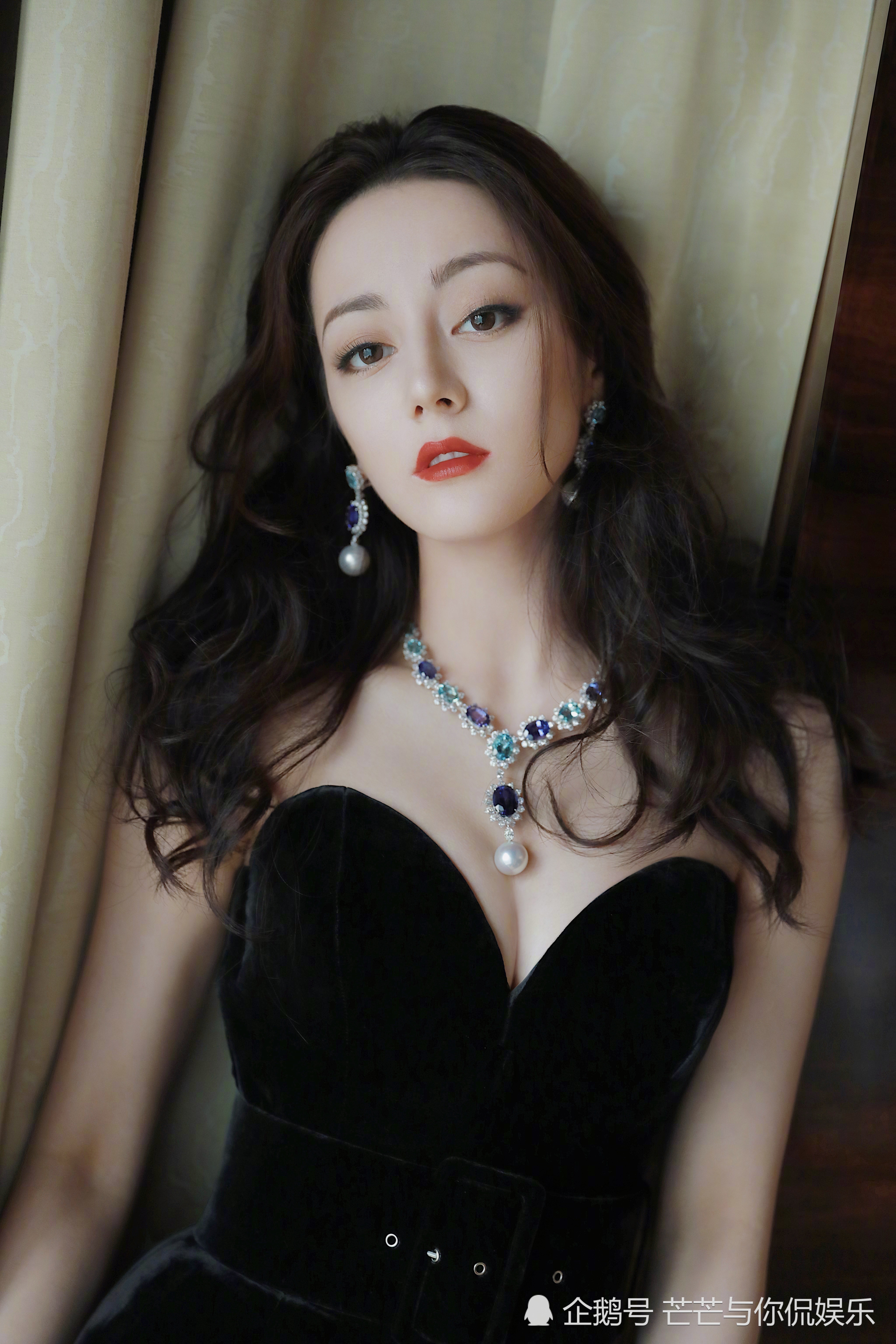 从羞涩捂胸到大方秀身材,性感过柳岩,迪丽热巴这两年到底经历了什么?