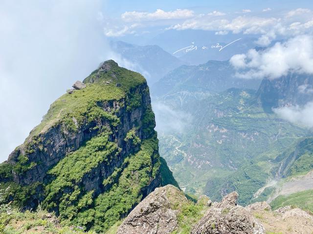 你知道在昭通的"大山包"风景区,有这么一个三面绝壁的"鸡公山"吗?