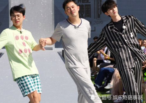 跑男团私下聚餐被拍,郭麒麟baby没啥,蔡徐坤的表情耐人寻味!