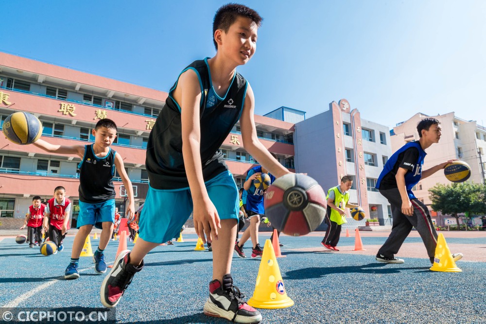 内蒙古呼和浩特:花样篮球 炫动校园
