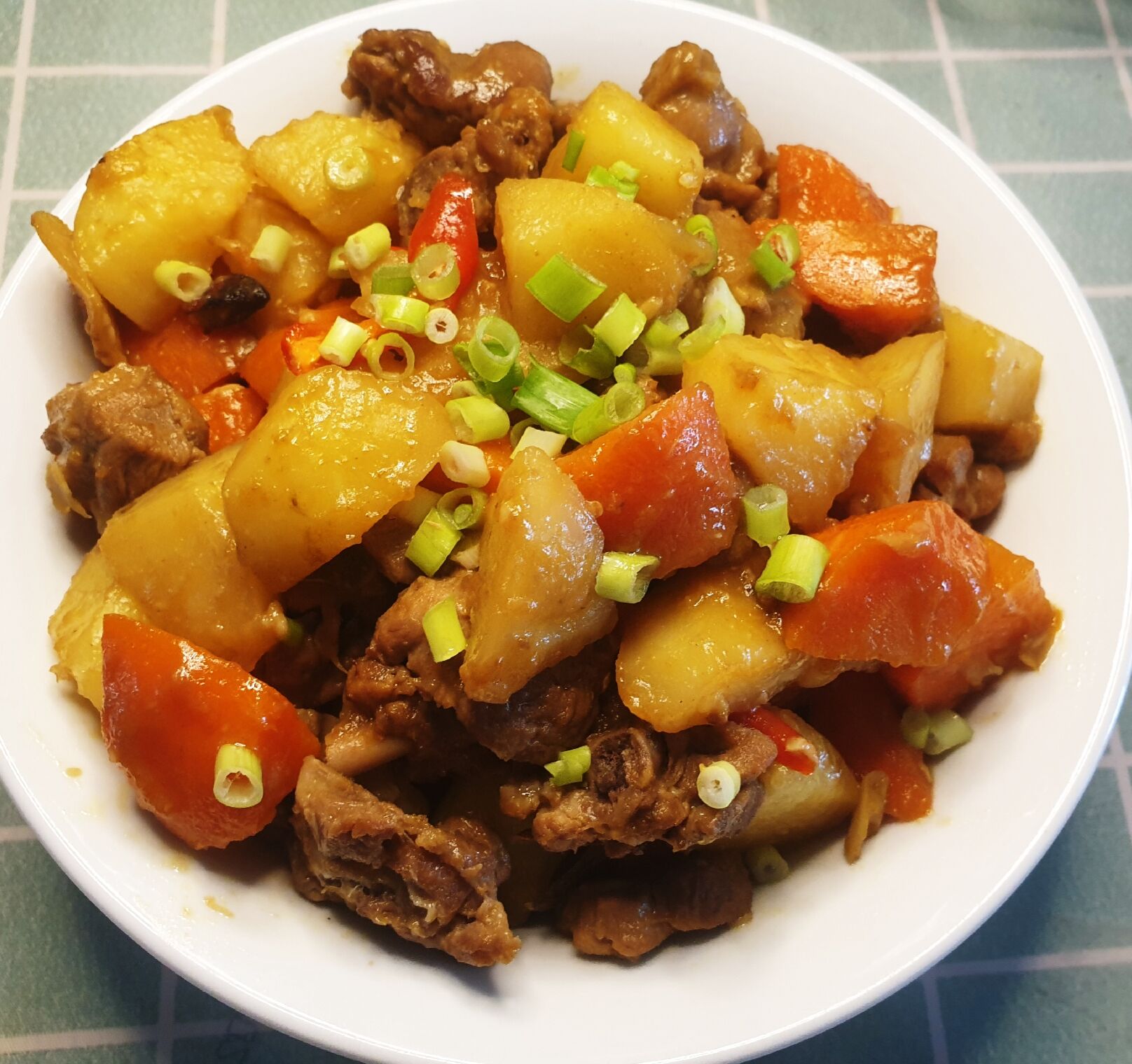 用简单的食材和朴素的烹饪方式做一份土豆红烧鸭腿,鸭