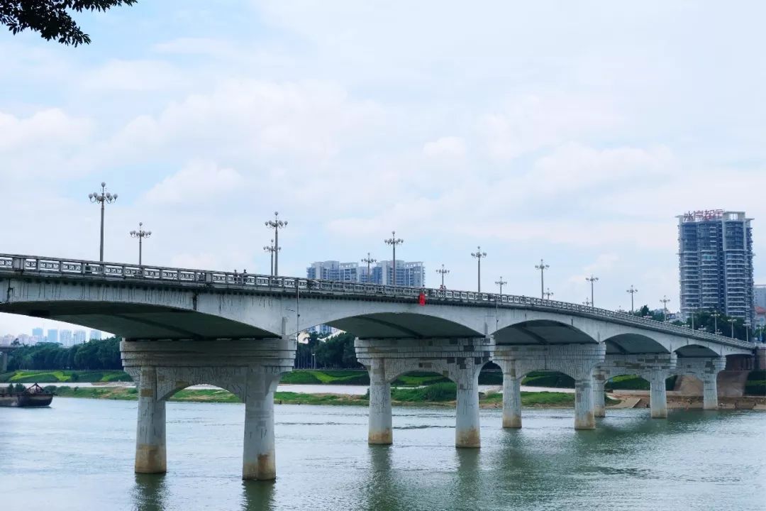如今的邕江上已经架起了多架桥梁,但邕江大桥在南宁人心中的地位丝毫