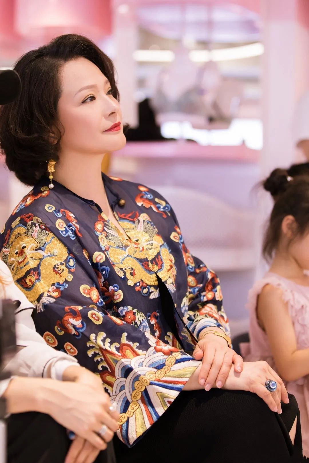 如今的张青俨然化身事业女强人,不仅出演电视剧,还是一家文化公司总裁