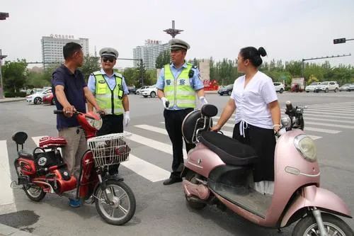榆林:督促美团,哈喽,人民出行电动自行车配备安全头盔