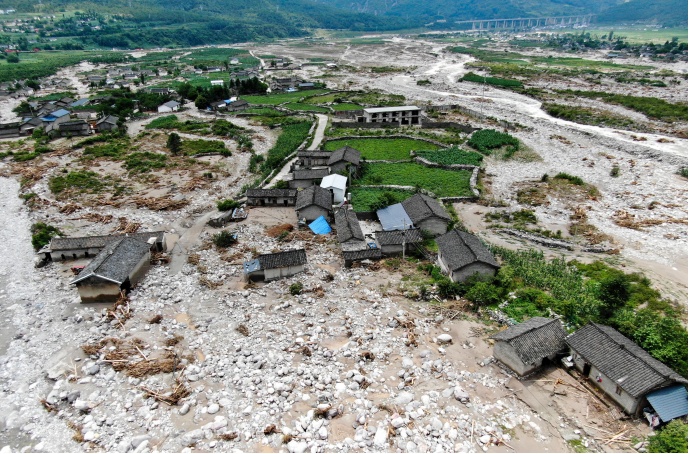 图片为四川冕宁暴雨洪涝灾后以及救援现场.