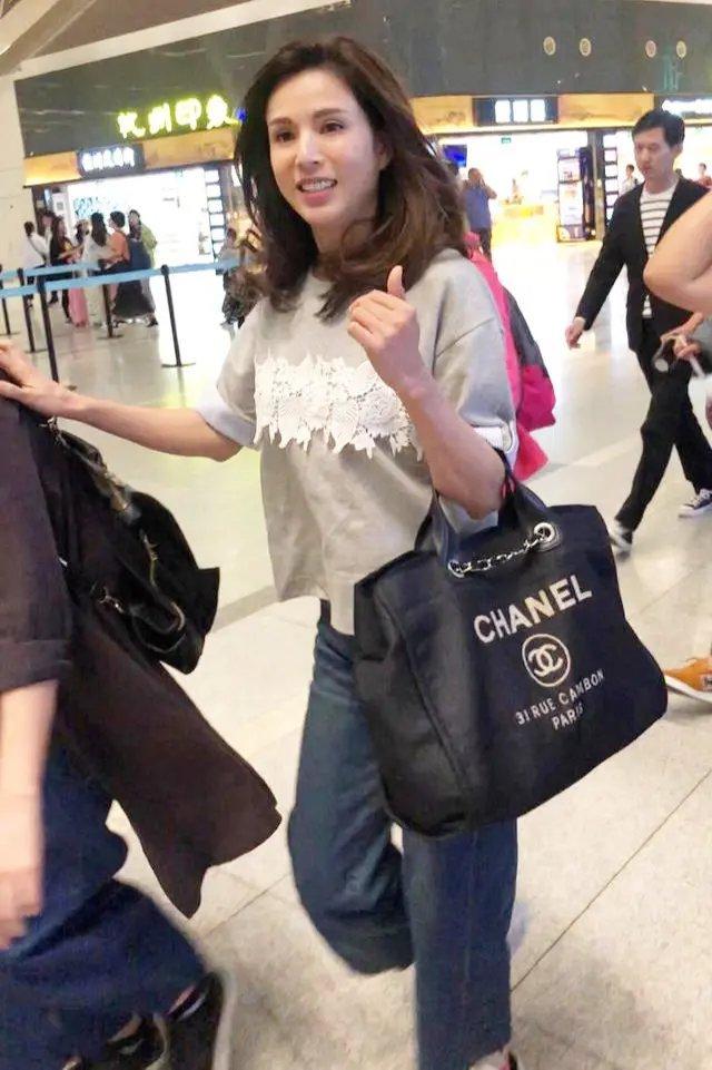 李若彤"路人照"真惊艳,素颜也扛得住原相机,60后里很少见了