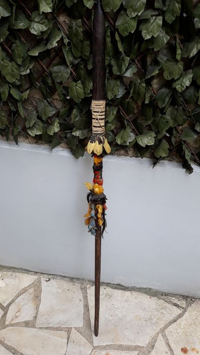 的印第安人武器,是一把木矛,材质非常坚硬,使用巴西产的黑铁木制作