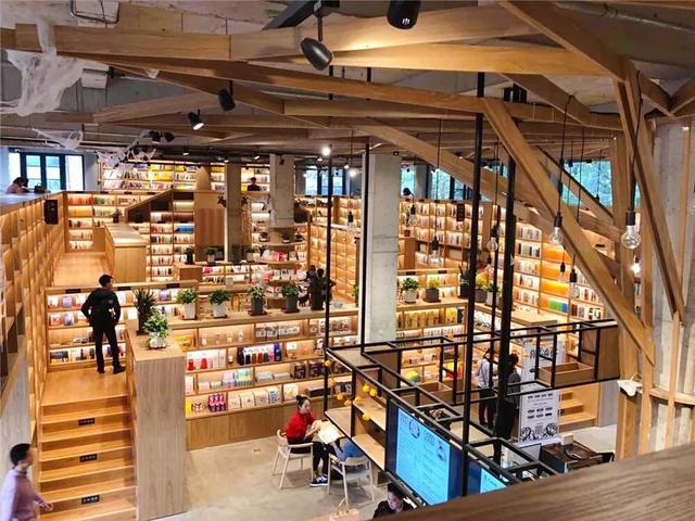 情怀是不足以维持一家书店的生存的,在城市里开咖啡馆,开书店是很多