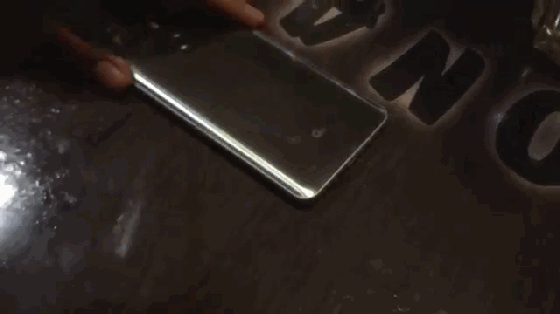 有人在MWC上刀子划LG G6展示机 好在机器够结实