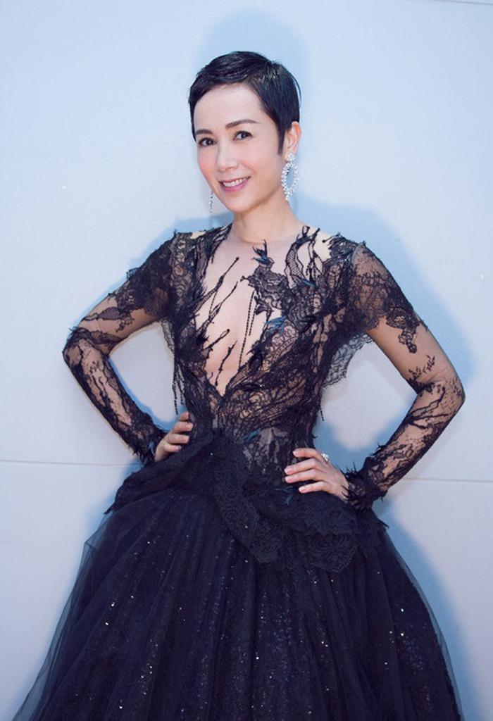 蒋雯丽真不服老!一袭黑色透视长裙出席活动,还像年轻人一样敢穿