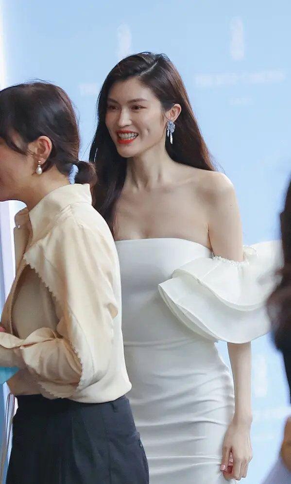 何穗身穿抹胸鱼尾裙,拥有迷人s曲线,超模生图也美到发光!