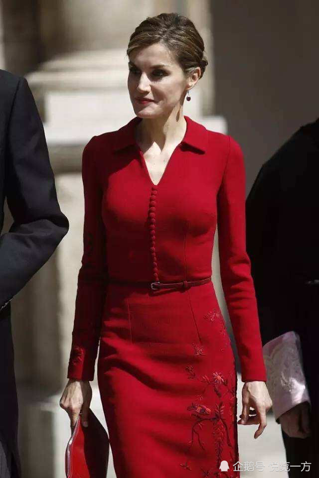 红裙总能彰显莱蒂齐亚的完美身材和高贵气质,几乎每次出现都闪耀全场