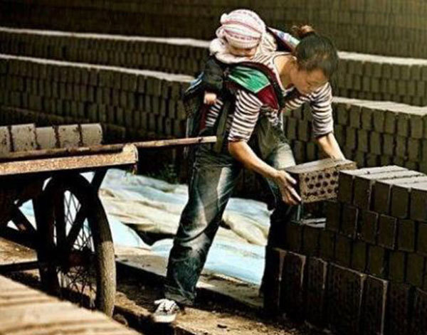 中国打工妹的辛酸寂寞:与男工人同住没有隐私